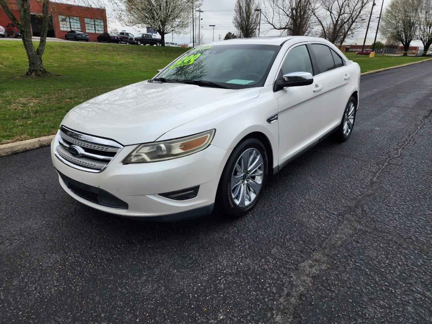 2010 WHITE /Black Ford Taurus Limited FWD (1FAHP2FW7AG) with an 3.5L V6 DOHC 24V engine, 6-Speed Automatic transmission, located at 1221 Madison St., Shelbyville, TN, 37160, (931) 680-9439, 0.000000, 0.000000 - Photo#0